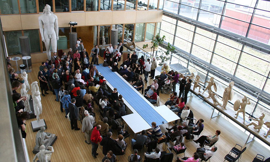 BesucherInnen im Archäologischen Museum