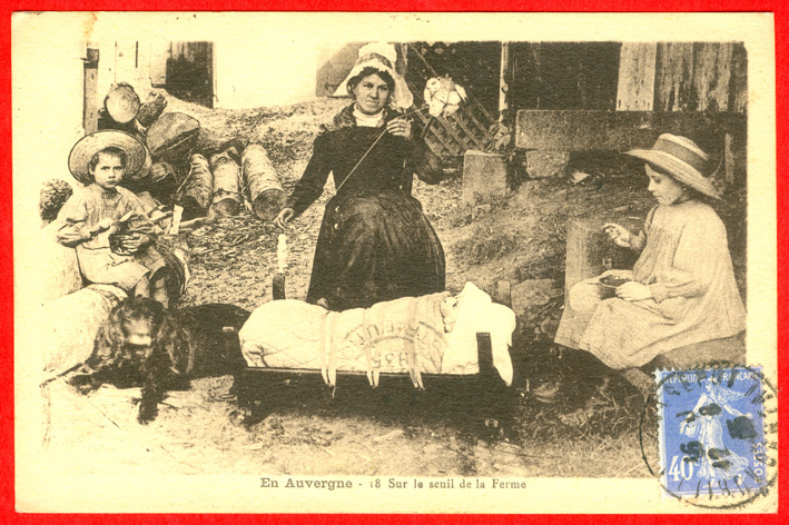 Frau beim Spinnen mit Kindern und Puppe in der Wiege / Woman spinning with children and doll in cradle