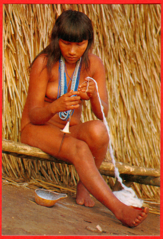 Brazil, Suiá woman spinning