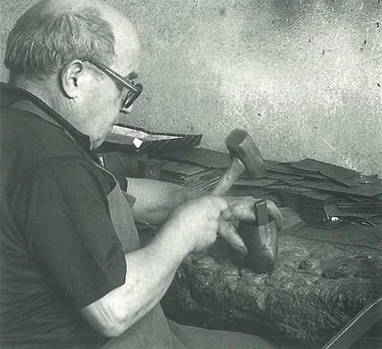 Einschlagen der Löcher