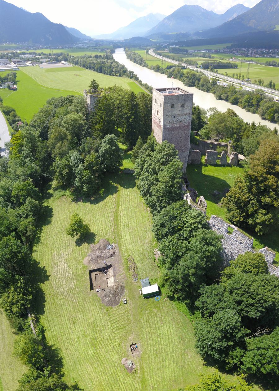 Abb.1: Die Lage von Fläche 1 und 2 im prähistorischen Siedlungsareal am Burghügel Kropfberg