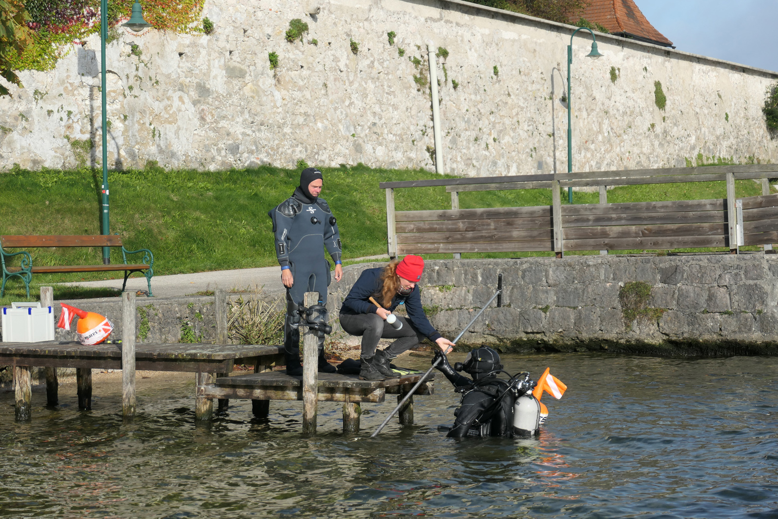 Das Tauchteam des Kuratoriums Pfahlbauten bereitet den Unterwasser-Einsatz vor