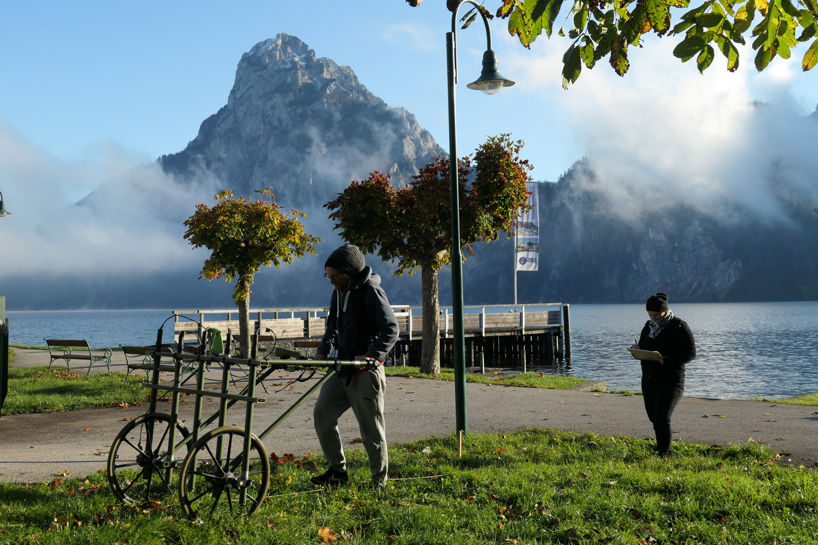 Magnetprospektion am Ufer des Traunsees im Park (ehemaliger Klostergarten) von Traunkirchen, im Hintergrund der Traunstein