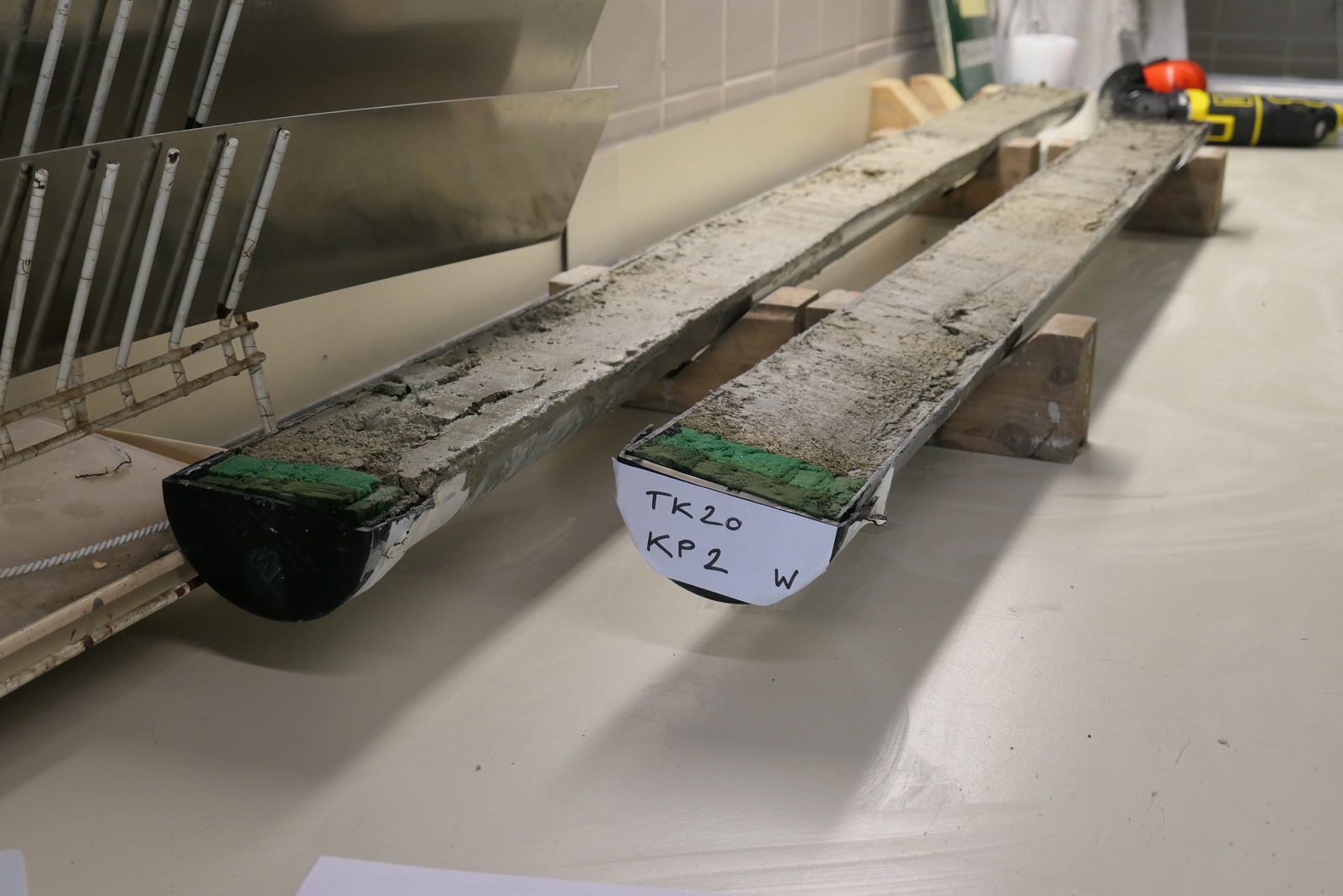 Die Bohrkerne aus Traunkirchen wurden an der Universität Innsbruck halbiert, um die Kulturschichten und Sedimente zu analysieren