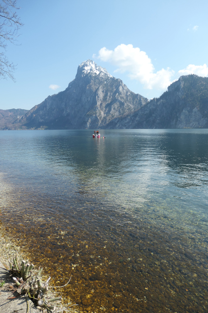 Bohrungen unter Wasser im Traunsee durch das Kuratorium Pfahlbauten