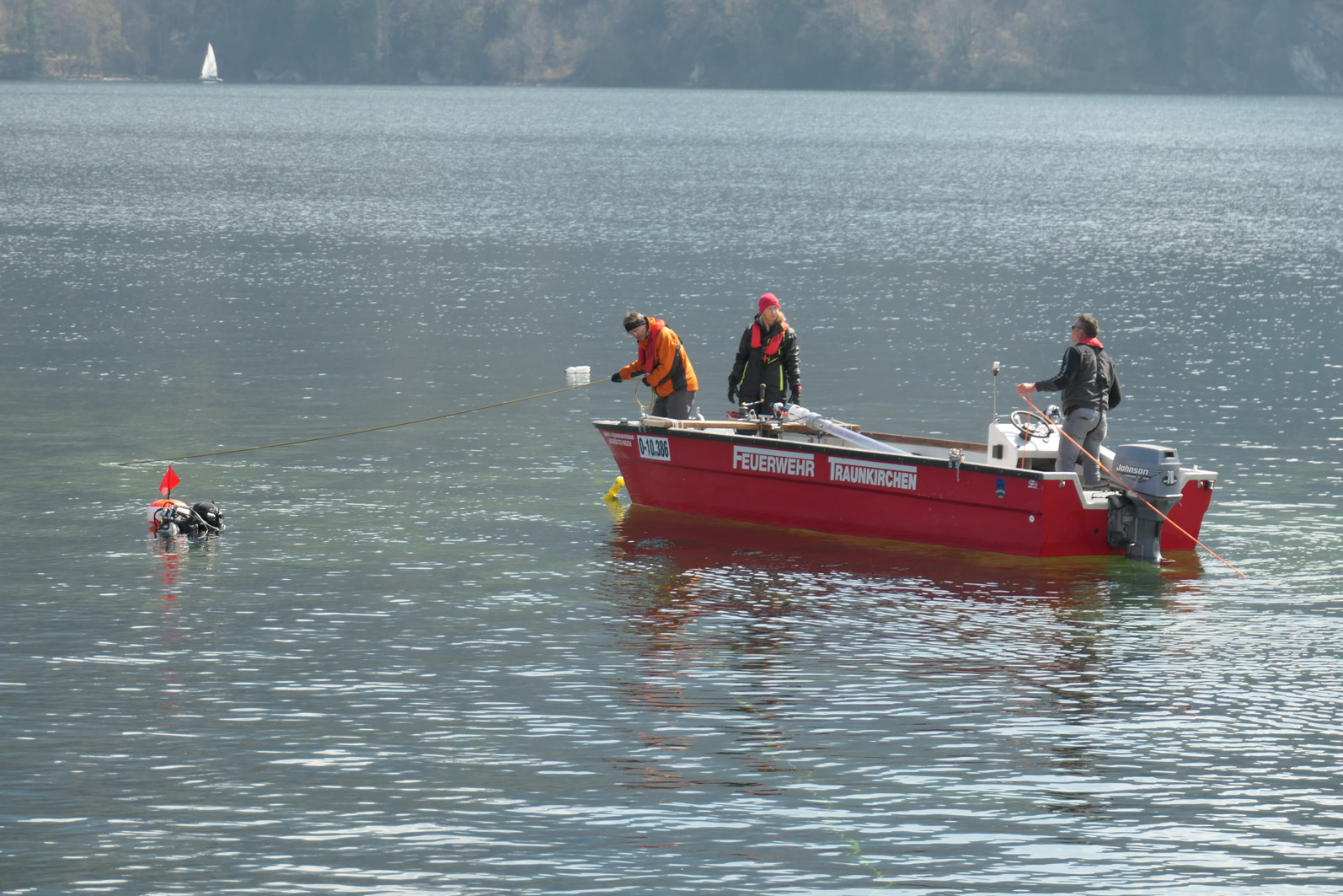 Bohrungen unter Wasser im Traunsee durch das Kuratorium Pfahlbauten