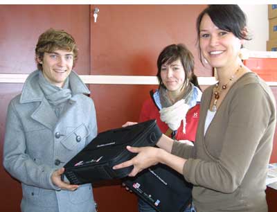 David und Stephanie freuten sich über die Laptoptaschen, die Daniale Vouk ihnen überr …