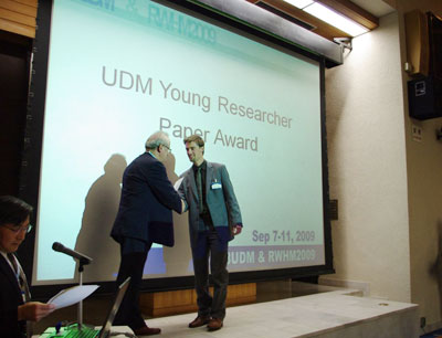 Dipl.-Ing. Robert Sitzenfrei wurde für die Präsentation seiner Arbeit mit dem  „UDM Y …