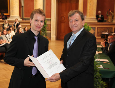 AK-Präsident Mag. Herbert Tumpel überreichte die Preise, im Bild an Mathias Behmann