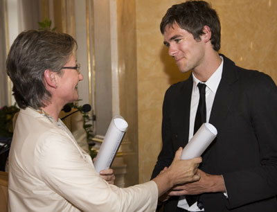Bundesministerin Claudia Schmied überreichte Christian Bertsch die Auszeichnung [Foto …