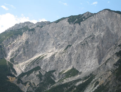 Blick in die Abbruchwand der Bergstürze vom Tschirgant bei Imst (Tirol). Diese Bergst …
