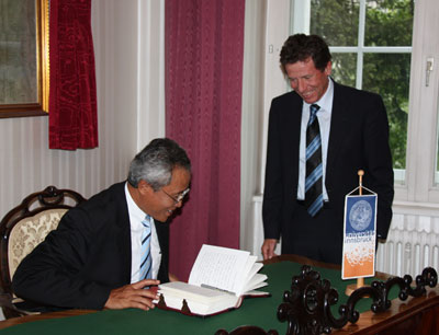 Minister Kusmayanto Kadiman trug sich im Zuge seines Besuches auch im Buch der Univer …