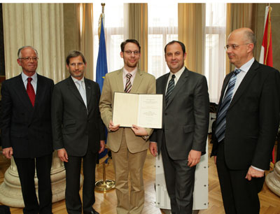 Martin Schennach (Mitte) wurde vom ÖVP-Parlamentsklub mit dem Leopold-Kunschak-Preis  …