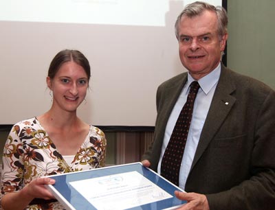 ÖAW-Präsident Helmut Denk überreichte die Urkunde an Michaela Aigner vom Institut für …