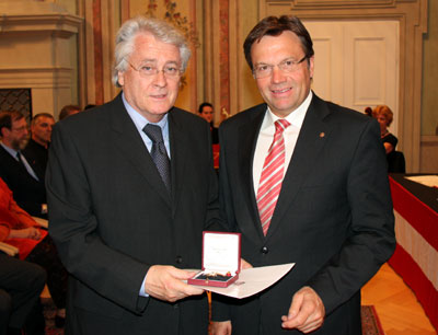 Günther Platter übergibt die Auszeichnung an Prof. Helmut Reinalter.