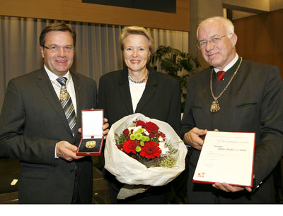 LH Platter und LT-Präsident Herwig van Staa überreichten Prof. Schindler den Tiroler  …