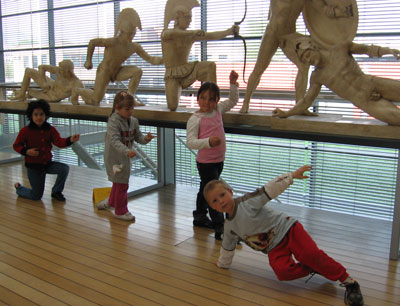 Junge Besucher und alte Figuren im Archäologischen Universitätsmuseum (Foto: Gruppe K …