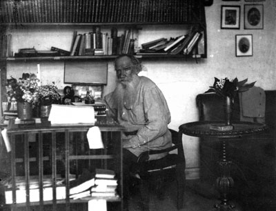Lev Tolstoj in seinem Arbeitszimmer (Mai 1908)  (Fotograf: Sergej Michajlovich Prokud …
