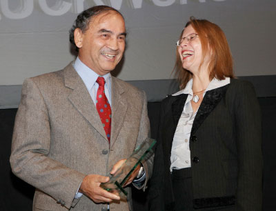 BM Karl überreichte Prof. Cernusca den Award.