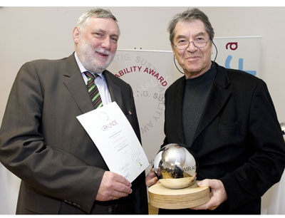 Juror Dr. Franz Fischler überreichte VR Klotz den Sustainability Award 2010 [Foto: HB …