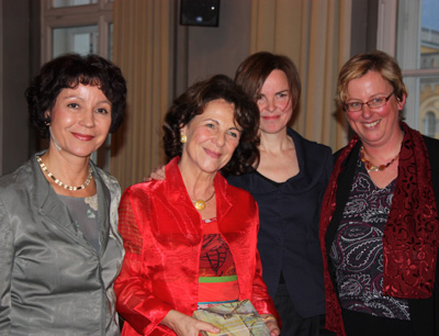 Doris Eibl, Gerhild Fuchs und Birgit Mertz-Baumgartner überreichten die Festschrift a …