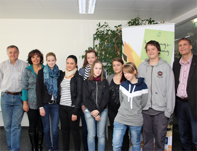 VR Meixner (rechts ), Lehrlingskoordinator Manfred Krotthammer (links) und Alexandra  …
