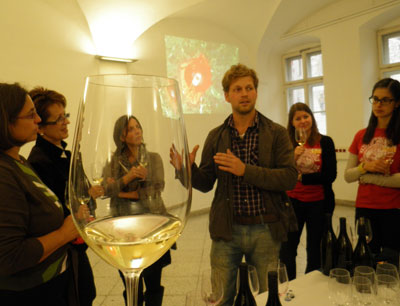 Die TeilnehmerInnen der Weinsprache-Tagung bei der Weinverkostung