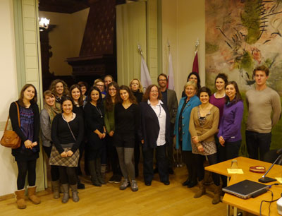 Die VinoLingua-Gruppe im Tirol-Büro. In der Mitte: Prof. Lavric und Dr. Lichtenberger …