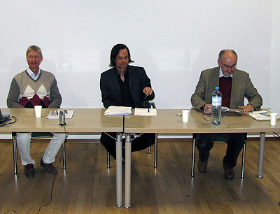 Prof. Kaufmann (links) und Prof. Siebenrock (rechts), Prof. Martin Sexl (Mitte) fungierte als Moderator.
