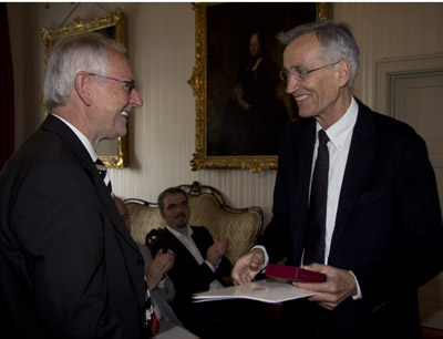 Rektor Märk überreichte Matthias Scharer das "Ehrenkreuz für Wissenschaft und Kunst I …