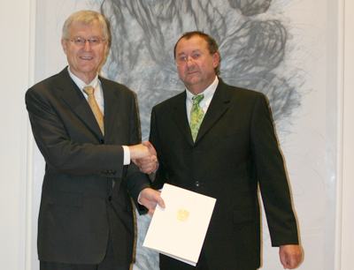 Rektor Manfried Gantner gratuliert Regierungsrat Reinhard Aichner