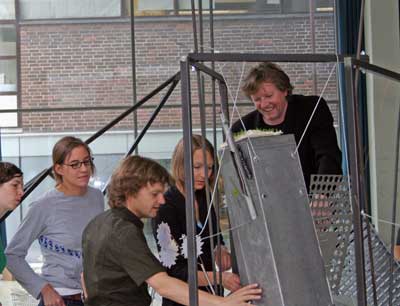 Prof. Thorsen (rechts) mit seinen Studierenden bei der Besichtigung der erarbeiteten  …
