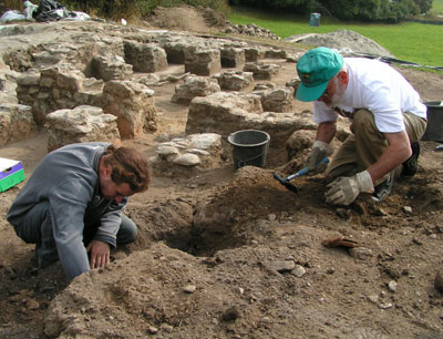 Touristen und Archäologen bei der gemeinsamen Arbeit (Foto: F.M. Müller)