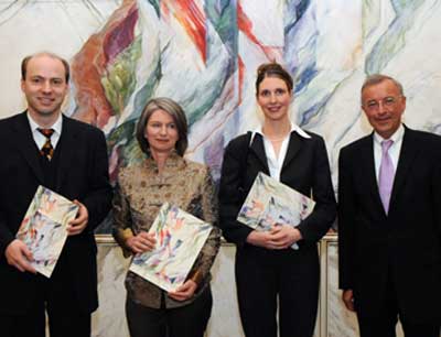 v.l.: Die Preisträger Matthias Sutter, Monika Ritsch-Marte und Rita Mussak mit LH Sau …