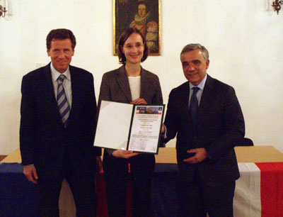 Die Frankreich-Preisträgerin Dr. Carmen Konzett zwischen Rektor Prof. Dr. Karlheinz T …