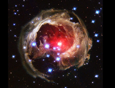 Das Bild, aufgenommen mit dem Hubble Space Teleskop, zeigt das Lichtecho um den Stern …