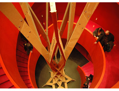 Die Escalier Rose in Paris war Bauplatz für den 10 Meter hohen Karton-Turm. [Foto: Ma …