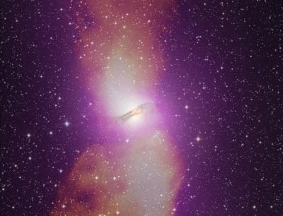 Das Bild zeigt eine Überlagerung der gemessenen Strahlung von Centaurus A im Radiober …