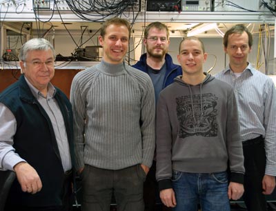 Das Team um Rainer Blatt (li.) und Christian Roos (re.) simulierte die Dirac-Gleichun …