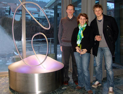 Stefan Mayr und Suzanne Kapelari stoßen mit dem Künstler Oliver Mair (v.l.n.r.) auf d …