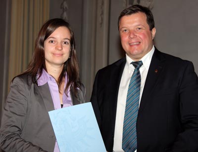 Landesrat Tilg überreicht die Urkunde an Daniela Rützler vom Institut für Finanzwisse …