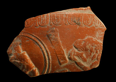 Fragment eines Tafelgeschirres ("Terra Sigilata"), das Innsbrucker Archäologen bei ih …