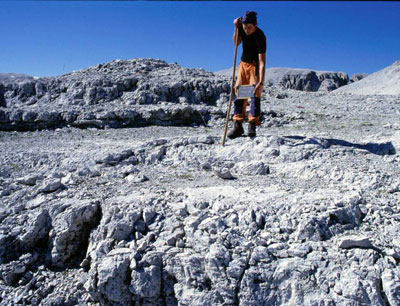 Mag. Peter Unterluggauer beim Ausmessen der Gipfelsektoren unterhalb vom höchsten Gip …