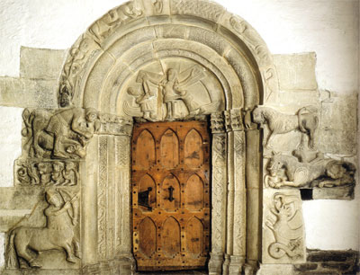 Romanisches Kapellenportal auf Schloss Tirol aus Sterzinger Marmor.