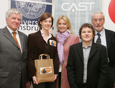 v.l. Peter Rathgeber (Wirtschaftskammer Tirol), Eva Kröll (Team „Who is Klaus“), Sand …