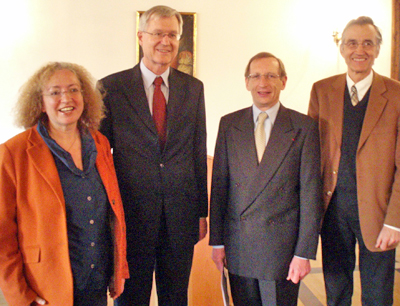 v.l.:Prof. Eva Lavric, Rektor Manfried Gantner, Botschafter M. Pierre Viaux u. Vizere …
