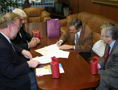 Vizerektor Märk bei der Unterzeichnung des Abkommens mit den Kollegen der CU