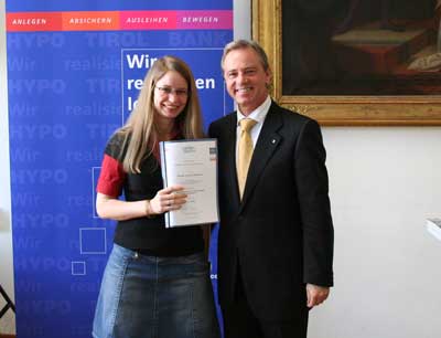 Dr. Unterleitner von der Hypo Tirol überreichte die Fördrzusagen im Bild an Michaela …