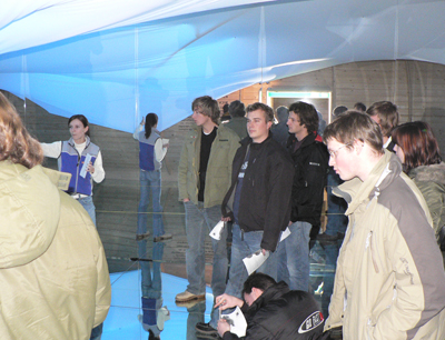 Studierende aus Liechtenstein besuchen das Alpinarium in Galtür.