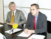 Rektor Gantner und Dr. Veulliet präsentieren den Fördervertrag